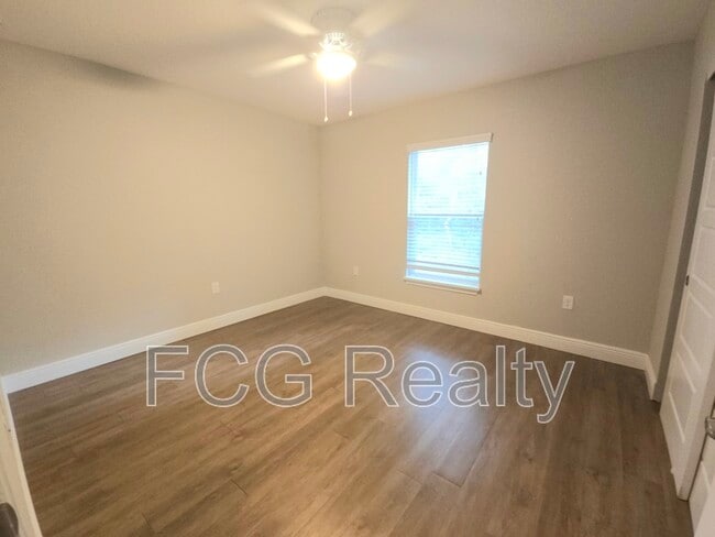 Building Photo - 9999 N Sandree Dr
