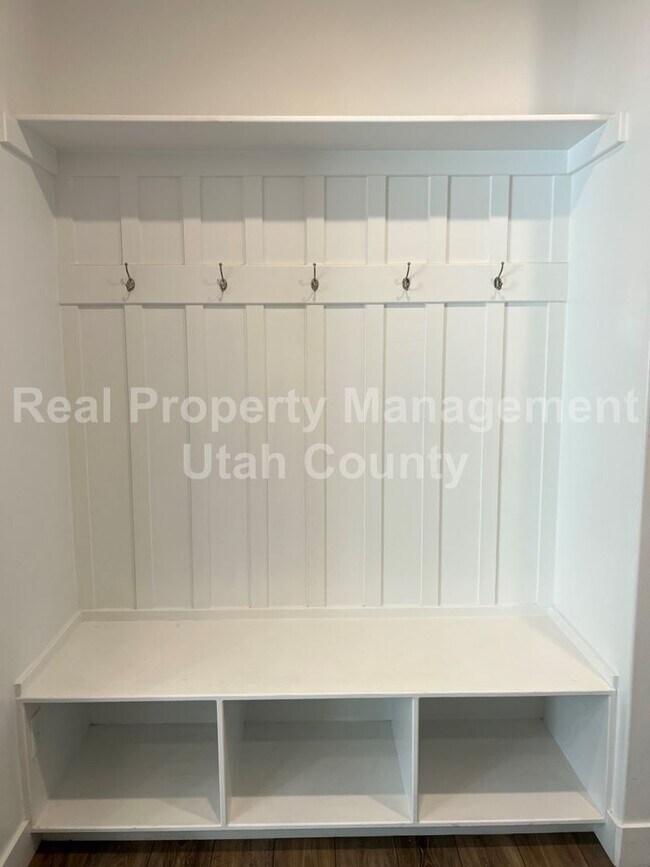 Building Photo - Cute townhome in Highland