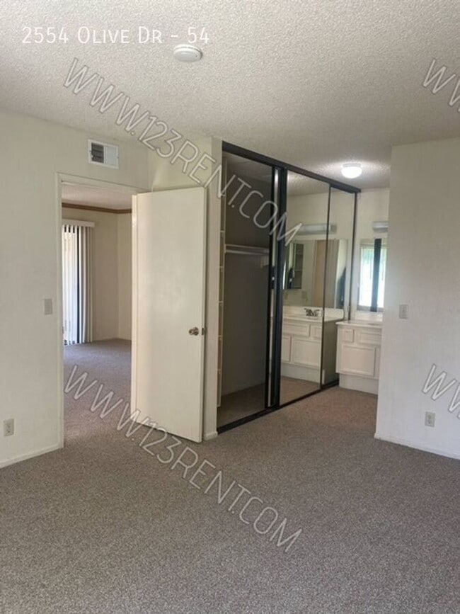 Building Photo - 2554 Olive Dr