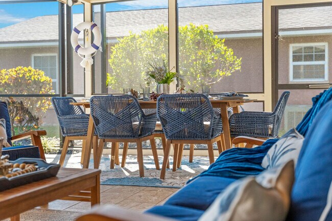 Building Photo - 12 Fairway Dr