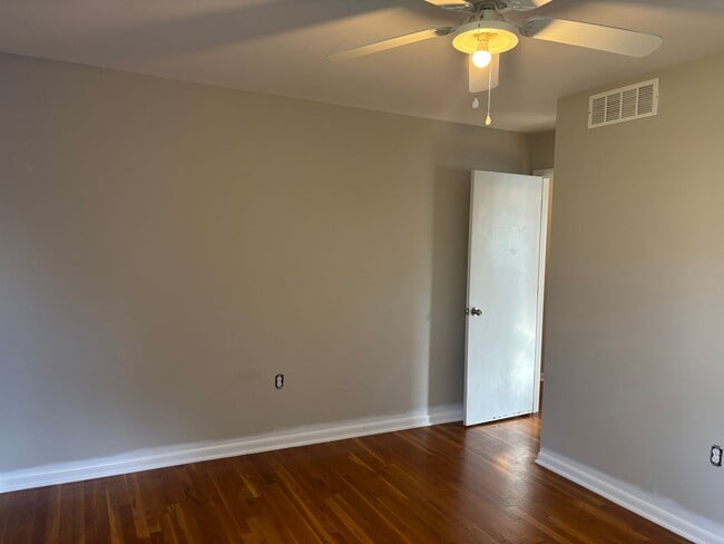 Building Photo - Spacious 4 Bed 1.5 Bath House