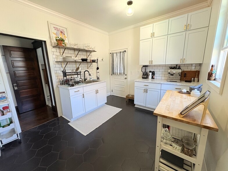Kitchen - 2900 NE Tyler St