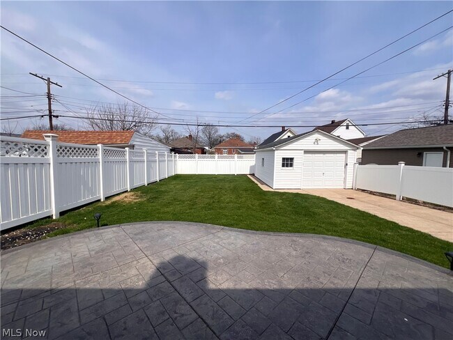 Building Photo - 3006 Torrington Ave