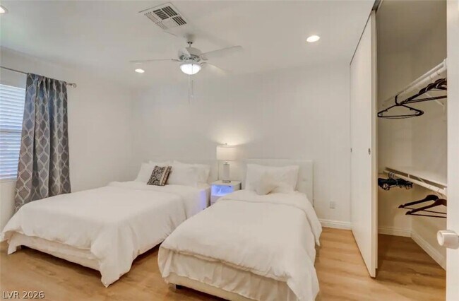 Building Photo - 7385 Vireo Dr