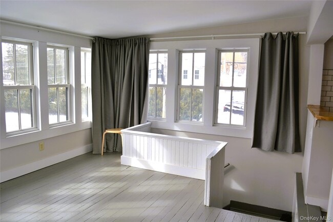 Building Photo - 2303 Lucas Turnpike