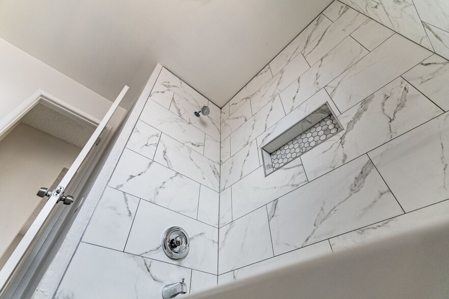 Building Photo - 1050 Gaviota Ave