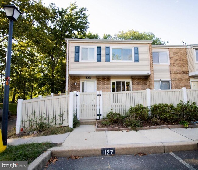 Building Photo - 1127 Thackary Ct