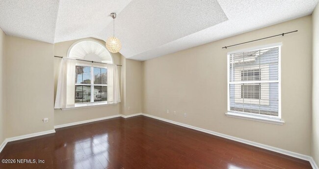 Building Photo - 629 10th Ave S