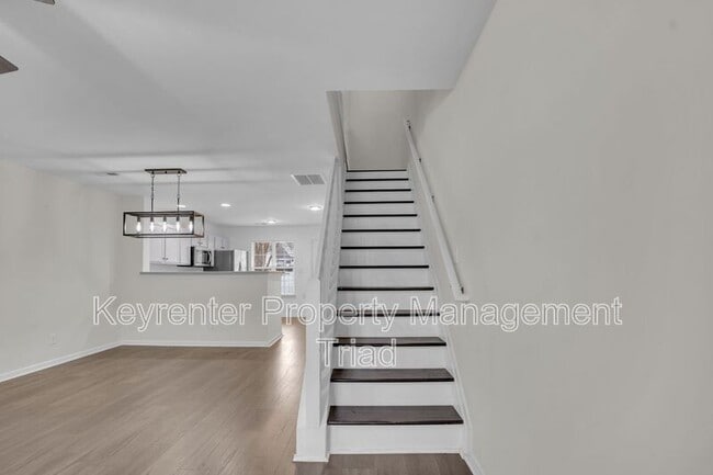 Building Photo - 16 Raelans Cir