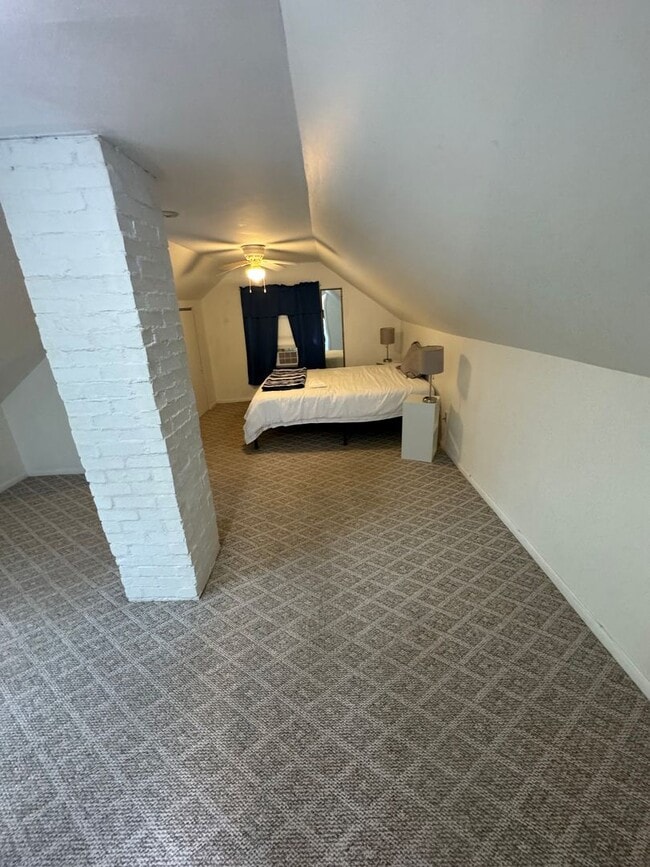 Building Photo - 3 bedroom/ 1.5 bath house Furnished