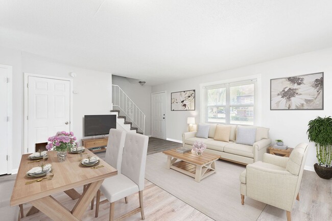 Building Photo - Remodeled & Updated 2 Bedroom Duplex Unit!