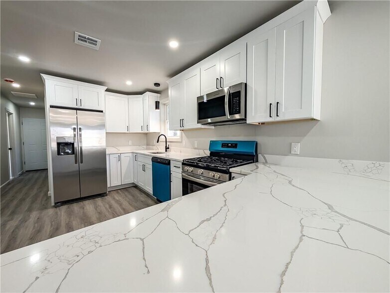 Building Photo - 28 Julian St