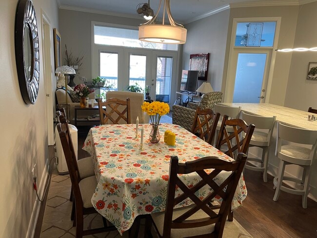 Dining Area - 300 St Joseph Pky