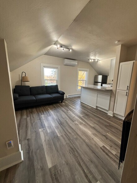 Building Photo - 517 7th St E