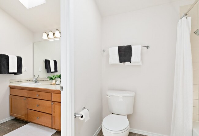 Building Photo - Wonderful 3 bed Townhome w/garage in Northgate! AVAILABLE 10/7/2026!