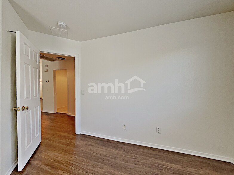 Building Photo - 611 Desert Silk Ct