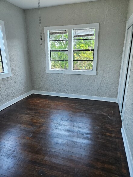Building Photo - 420 N Oleander Ave
