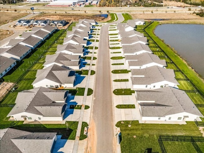 Building Photo - Auburn Villas - 3 Bedroom 2 Bathroom Holly