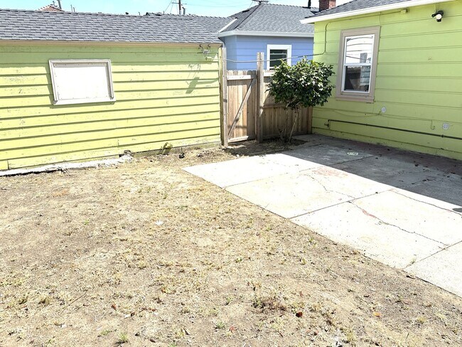 Building Photo - 2 BED/1 BATH/Home For RENT! Cozy, and Char...
