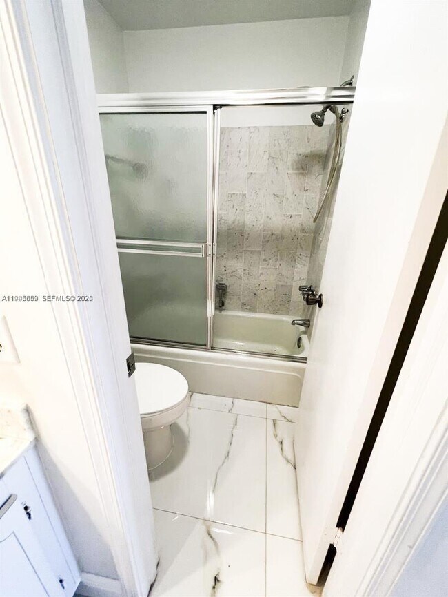 Building Photo - 6395 Bay Club Dr