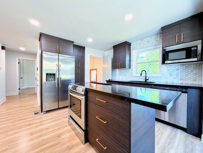 Building Photo - 1023 E Millbert Ave