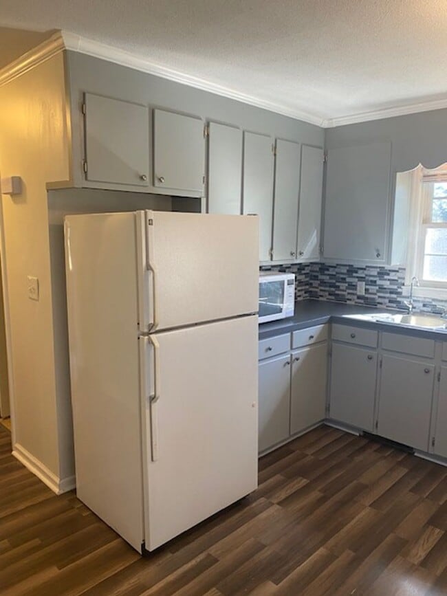 Building Photo - 3 bed 2 bath Brick Ranch