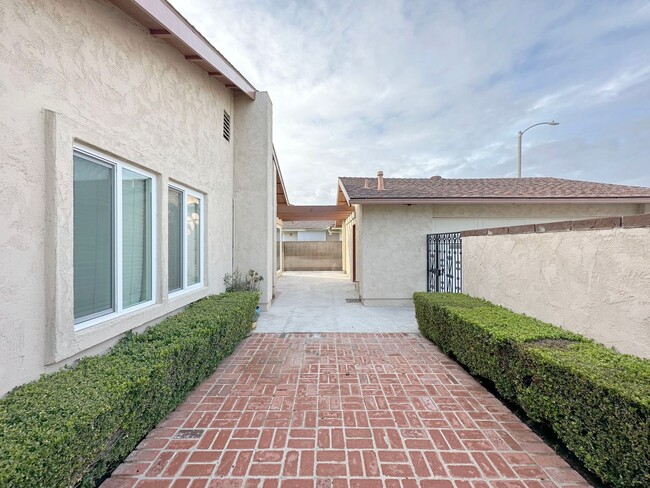 Building Photo - Rare Single Story Green Valley Home In Qui...