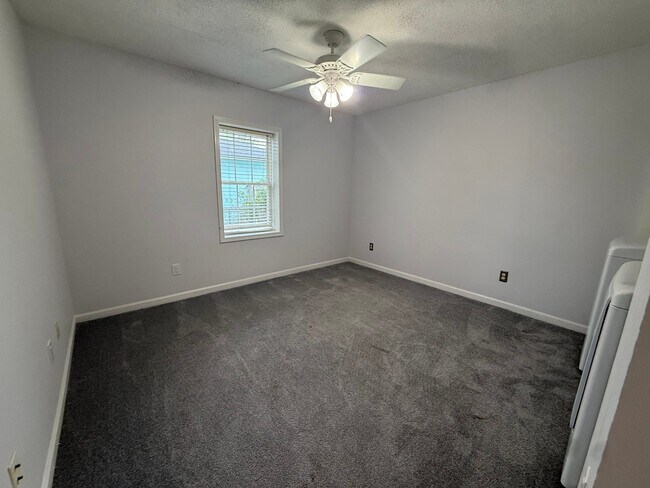 Building Photo - 120 N Pinewood Dr