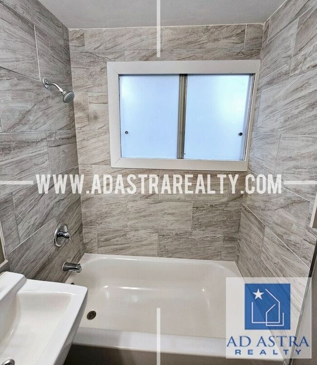 Building Photo - 3 Bedroom 1 Bathroom Home in Gladstone-Ava...