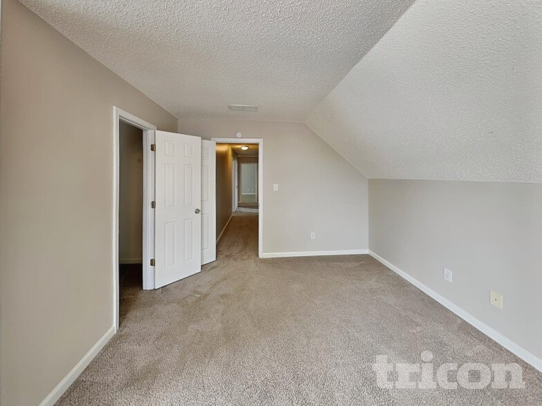 Building Photo - 1055 Maria Dr
