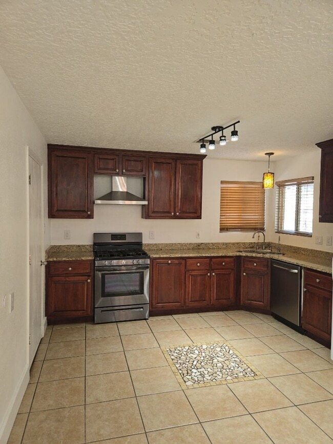 Building Photo - 4 Bedroom, 3 Bathroom! Lovely Home!