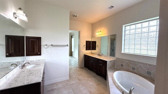 Building Photo - 4802 Fairford Dr