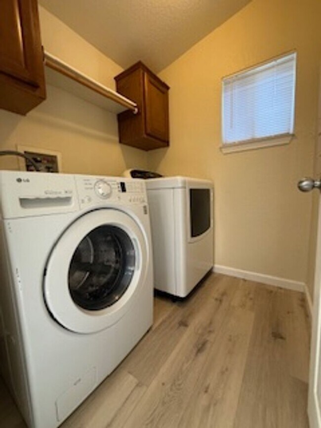 Building Photo - Auburn Cutie