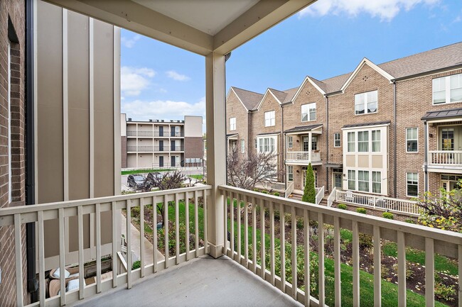 Building Photo - Gorgeous Spacious Townhome in the Heart of...