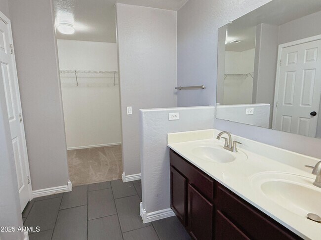 Building Photo - 2528 E Meadow Creek Way