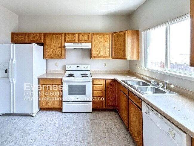 Building Photo - Gorgeous 3-Bedroom Home with Cozy Fireplac...