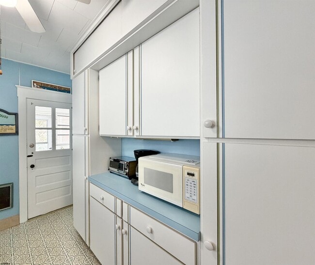 Building Photo - 828 2nd St
