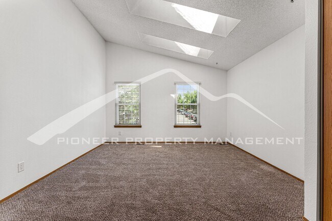 Building Photo - Spacious Townhouse with Central AC and Was...
