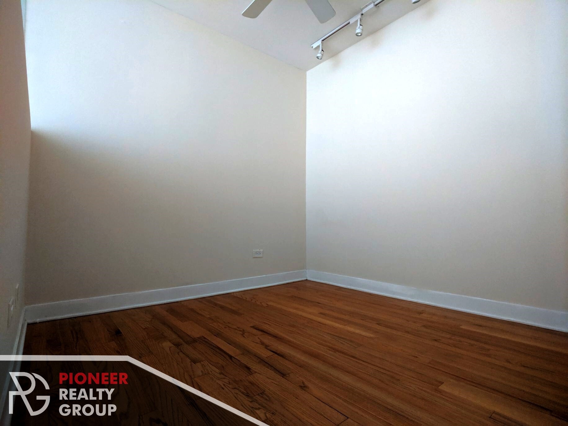Building Photo - 643 W Wrightwood Ave