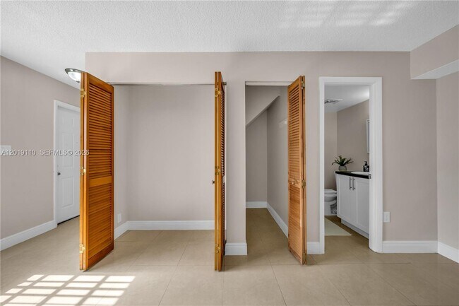 Building Photo - 671 W 80th St