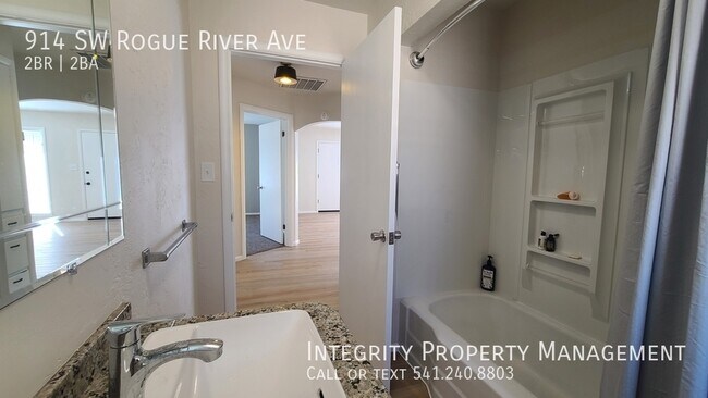 Building Photo - 914 SW Rogue River Ave