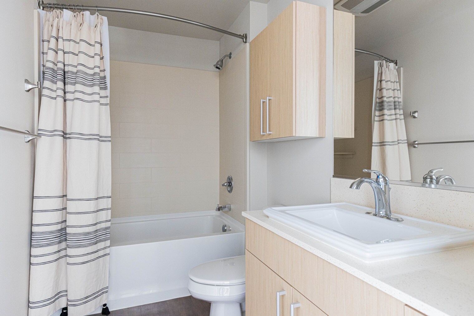 Building Photo - 215 10th Ave E