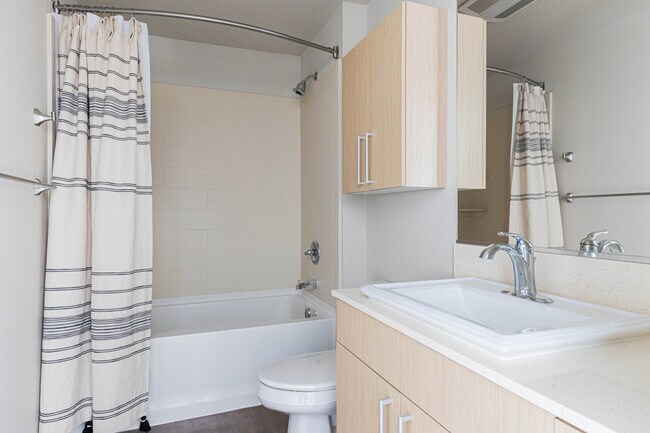 Building Photo - 215 10th Ave E