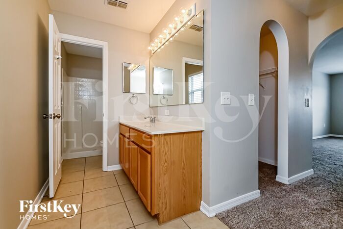 Building Photo - 10915 Banyan Wood Way