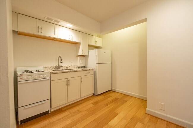 Building Photo - Historic Charm and Modern Comfort in Downt...