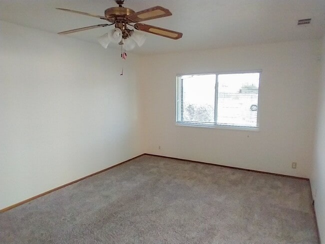Building Photo - 2 Bedroom Orland Home