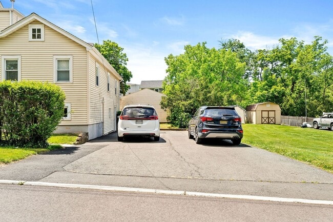 Building Photo - 106 Spruce St