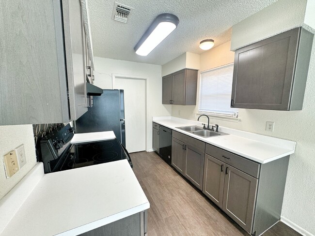Building Photo - Charming 3-Bedroom 2- Bath home in New Bra...