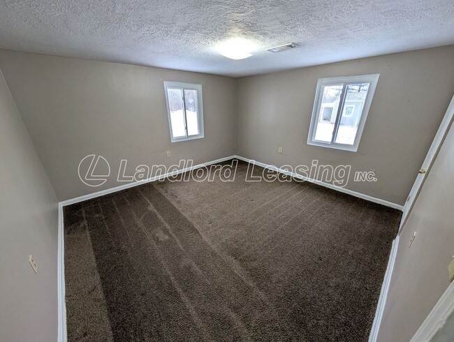 Building Photo - Charming Ranch with Fireplace, 2 Garages & Large Yard