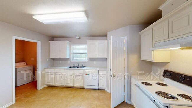 Building Photo - 9904 Risky's Ranch Dr